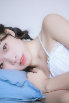 把她的一条腿举过头顶